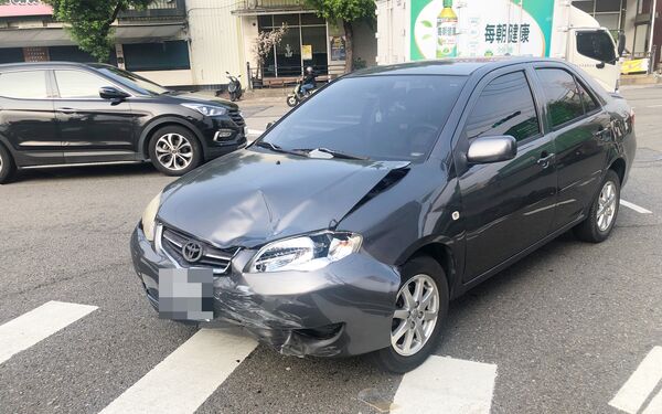 ▲桃園市七旬王姓男子昨天下午駕車行經中壢區新中北路、普忠路口處闖紅燈撞上女騎士，肇事車輛車頭有明顯撞擊痕跡。（圖／中壢警方提供）