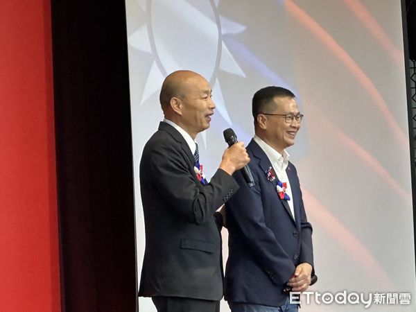 ▲▼   韓國瑜與羅智強高唱「愛拼才會贏」      。（圖／記者崔至雲攝）