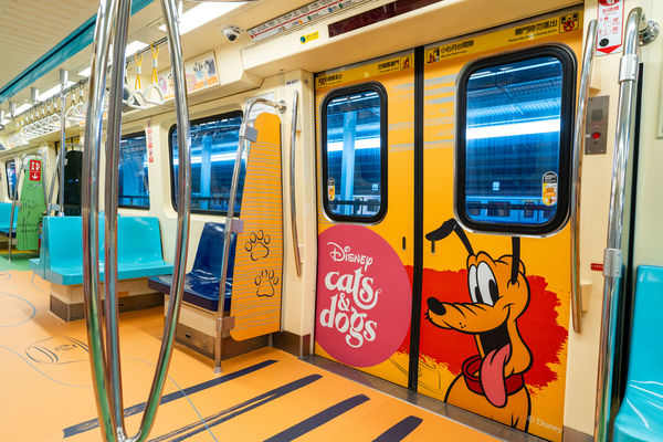 ▲迪士尼與台北捷運聯手推出《捷伴萌寵派對趣》，今（3日）至10月26日在大安森林公園站登場，迪士尼貓狗主題彩繪列車也同步啟動。（圖／台灣迪士尼提供）