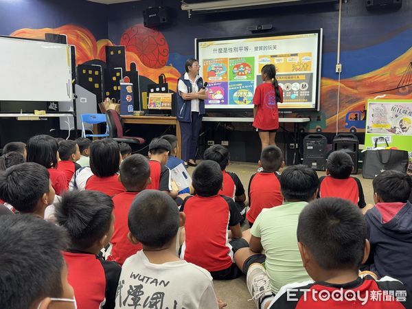 ▲打詐、護性平講座列車，開進勵古百合分校。（圖／屏東執行分署提供）