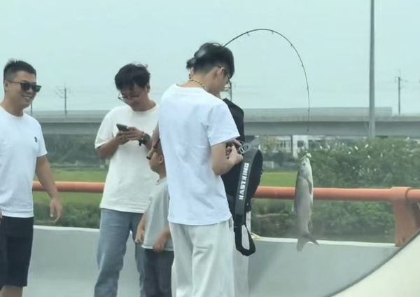 ▲▼陸十一長假高速大塞車，民眾下車打羽球、釣魚消時間。（圖／翻攝自微博）