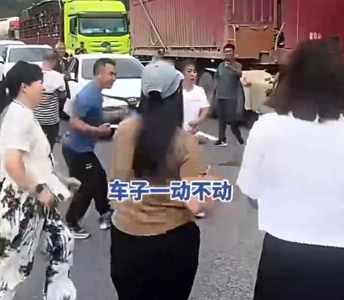 ▲▼有人下車跳廣場舞、釣魚。（圖／翻攝自微博）