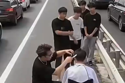 ▲有人下車幫大家剪頭髮。（圖／翻攝自微博）
