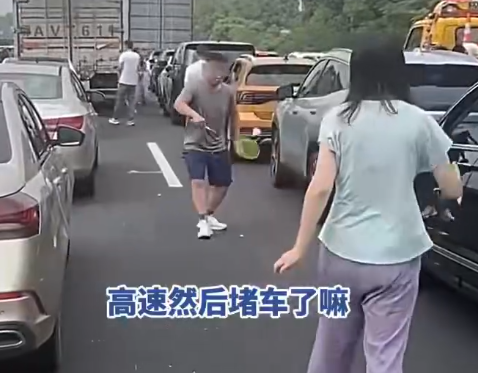 ▲▼陸十一長假高速大塞車，民眾下車打羽球、釣魚消時間。（圖／翻攝自微博）