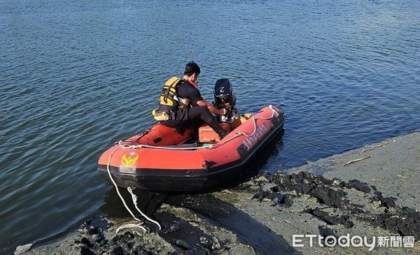 ▲台南市將軍區與學甲區交界的箍察橋發生溺水事件，警消出動多車前往搜救。