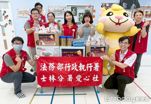 ↑士林分署執行同仁以自製的可愛AI漫畫圖卡，講述「拍寶遇到奸詐小狐狸」的兒童故事。