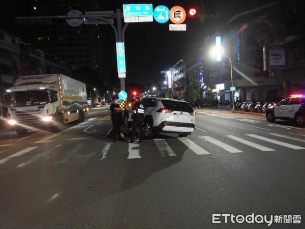 ▲台南市小東路發生自小客車自撞分隔島事故，所幸無人受傷。（記者林東良翻攝，下同）
