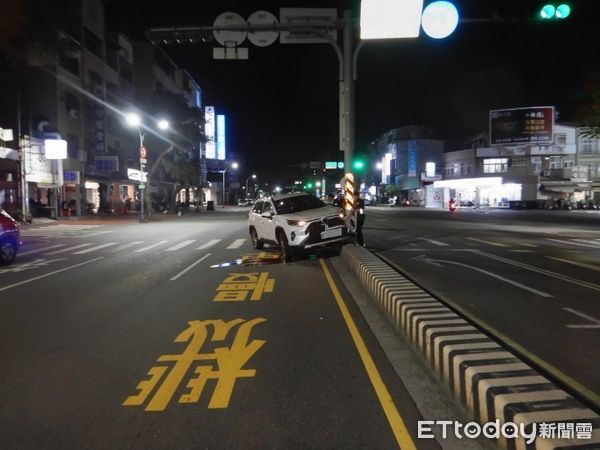 ▲台南市小東路發生自小客車自撞分隔島事故，所幸無人受傷。（記者林東良翻攝，下同）
