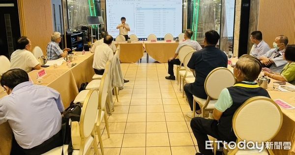▲斗六就業中心劉達源主任於斗六工業區協進會聯席會議，向各產業代表說明勞動部因應美國關稅政策的就業支持措施。（圖／記者游瓊華翻攝）