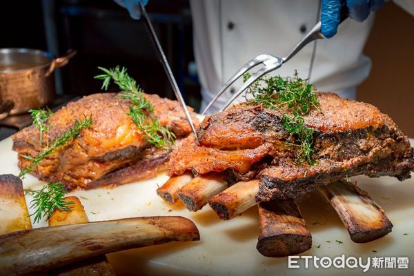 ▲台北凱達大飯店百宴自助餐廳「燉烤帶骨牛小排」。（圖／台北凱達大飯店提供）