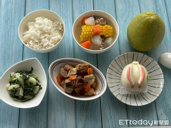 ▲台南市學校營養師設計「中秋特餐」，讓學生在佳節享受健康又應景的午餐。（記者林東良翻攝，下同）