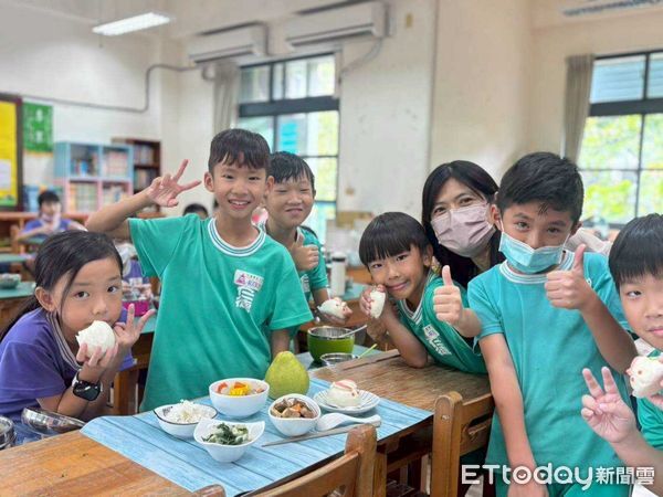 ▲台南市學校營養師設計「中秋特餐」，讓學生在佳節享受健康又應景的午餐。（記者林東良翻攝，下同）