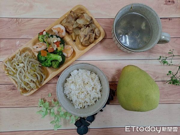 ▲台南市學校營養師設計「中秋特餐」，讓學生在佳節享受健康又應景的午餐。（記者林東良翻攝，下同）