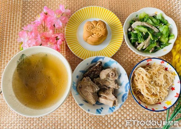 ▲台南市學校營養師設計「中秋特餐」，讓學生在佳節享受健康又應景的午餐。（記者林東良翻攝，下同）