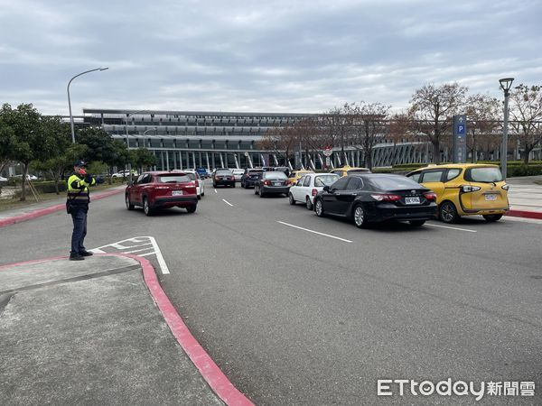 ▲雲林縣警察局交警在壅塞路段進行交通指揮，維持車流順暢。（圖／記者游瓊華翻攝）