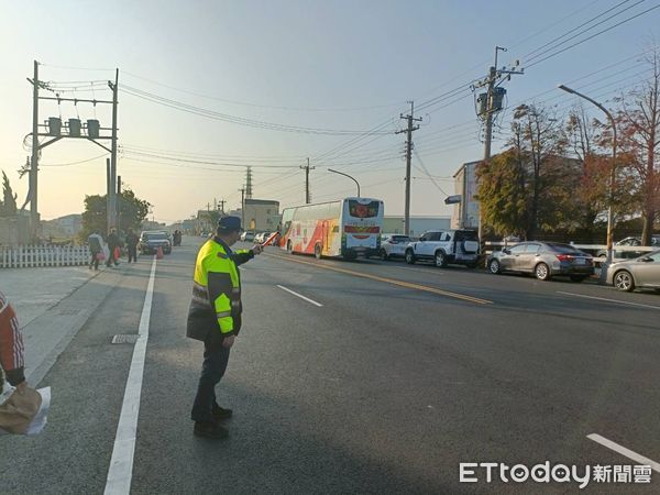 ▲雲林縣警察局交警在壅塞路段進行交通指揮，維持車流順暢。（圖／記者游瓊華翻攝）