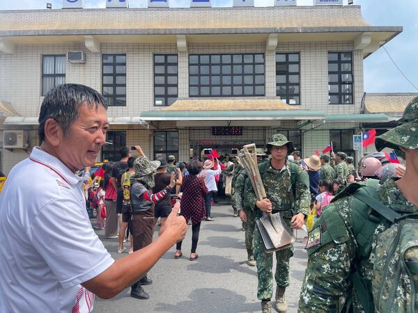 ▲▼民眾給予救災官兵加油打氣。（圖／國防部提供）