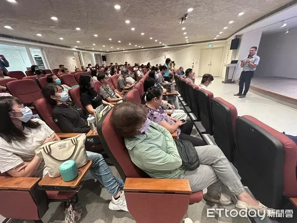 ▲與會公務員與再生能源廠商代表專心聆聽，現場氣氛凝重。（圖／記者游瓊華翻攝）