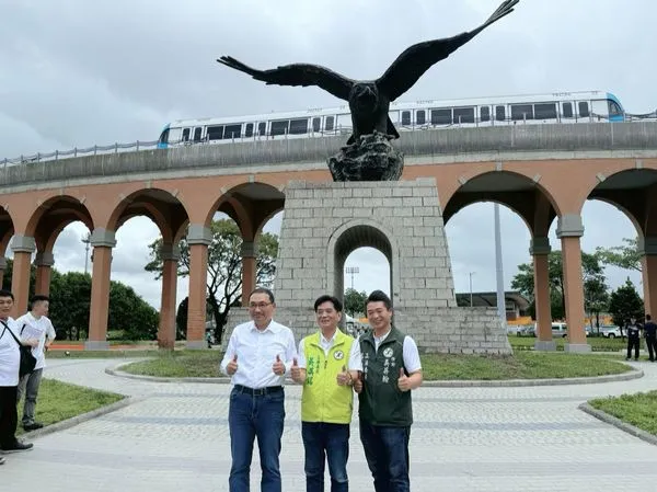 ▲▼民進黨立委吳琪銘之子吳昇翰（右）未鬆口是否投入議員選舉，但坦言「若有機會不排斥」。（圖／翻攝自Facebook／吳琪銘）