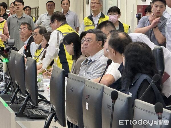 ▲▼行政院長卓榮泰、交通部長陳世凱今視察中秋疏運     。（圖／記者李姿慧攝）