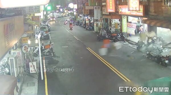 ▲蘆洲便當店發生氣爆，在店外牽機車的路人遭受波及。（圖／記者陸運陞翻攝）