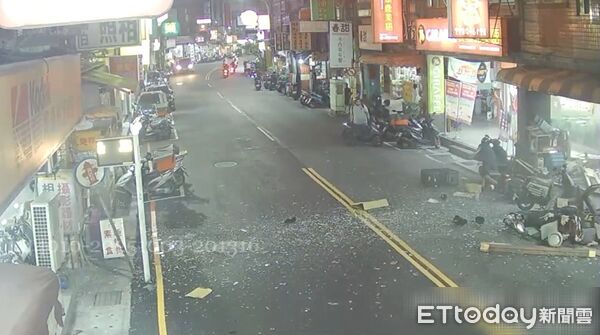 ▲蘆洲便當店發生氣爆，在店外牽機車的路人遭受波及。（圖／記者陸運陞翻攝）