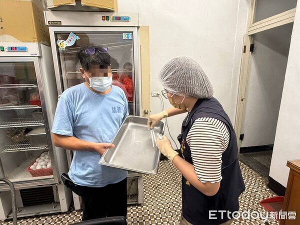 ▲台中知名私立學校「台中美國學校AST」驚傳疑似食物中毒案件，食安處派員前往採檢。（圖／記者游瓊華翻攝）