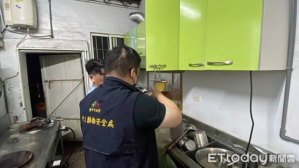▲台中知名私立學校「台中美國學校AST」驚傳疑似食物中毒案件，食安處派員前往採檢。（圖／記者游瓊華翻攝）