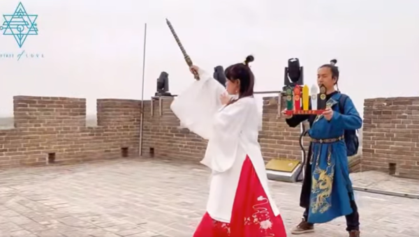 ▲▼稱化解0705末日！艾菲坦「末法時代」化身女神救贖　信徒揹債慘死。（圖／翻攝藝識流星際揚昇大學府）