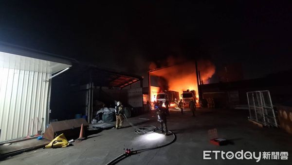 ▲▼台南資源回收場火警（圖／民眾提供）