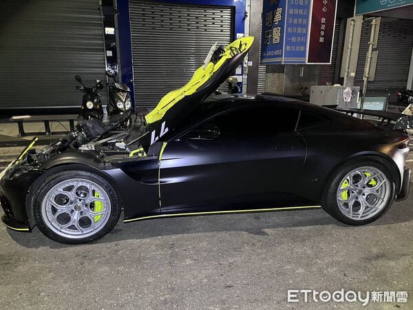 ▲租1400萬龐德戰車，奧斯頓馬丁耍帥，撞毀3車秒變廢鐵落跑。（圖／記者游瓊華翻攝）