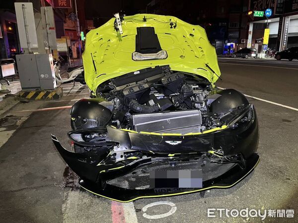 ▲租1400萬龐德戰車，奧斯頓馬丁耍帥，撞毀3車秒變廢鐵落跑。（圖／記者游瓊華翻攝）