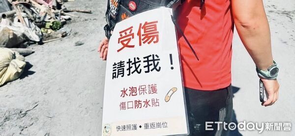 ▲▼行動傷口照護小組化身行走的天使，掛著「受傷請找我」的牌子，深入巷弄守護災民和鏟子超人。（圖／慈濟醫學中心提供，下同）