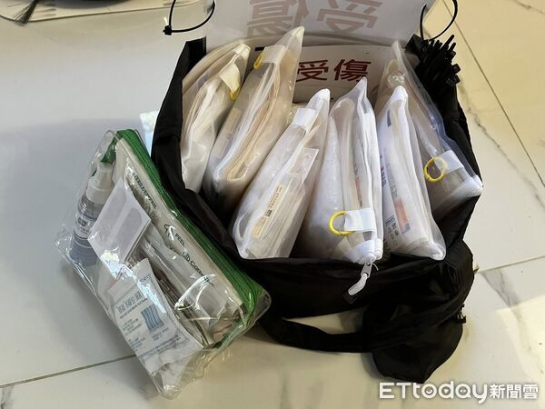 ▲▼行動傷口照護小組化身行走的天使，掛著「受傷請找我」的牌子，深入巷弄守護災民和鏟子超人。（圖／慈濟醫學中心提供，下同）