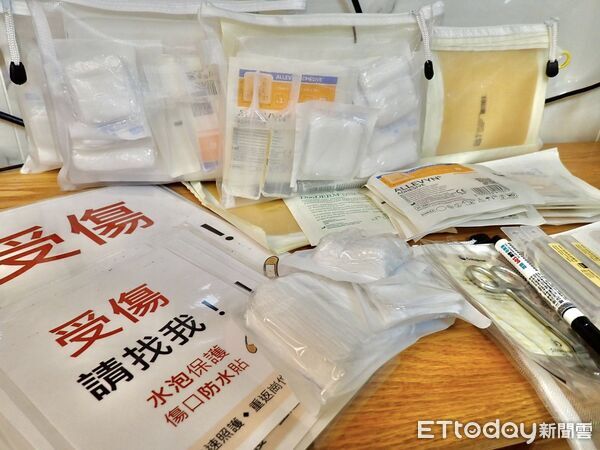 ▲▼行動傷口照護小組化身行走的天使，掛著「受傷請找我」的牌子，深入巷弄守護災民和鏟子超人。（圖／慈濟醫學中心提供，下同）