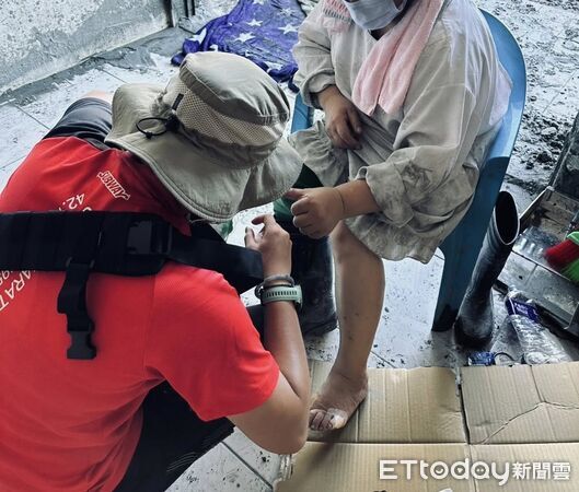 ▲▼行動傷口照護小組化身行走的天使，掛著「受傷請找我」的牌子，深入巷弄守護災民和鏟子超人。（圖／慈濟醫學中心提供，下同）