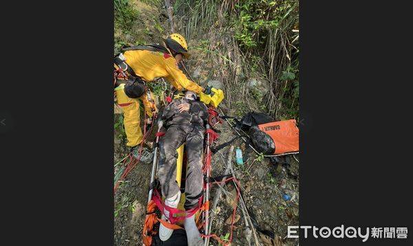 ▲▼第一岸巡隊協助將溺水李男搬上岸並交由救護車送醫。(圖/記者游芳男翻攝,下同)