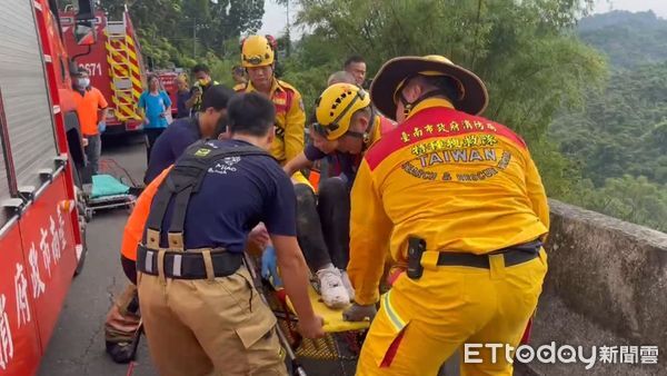 ▲▼第一岸巡隊協助將溺水李男搬上岸並交由救護車送醫。(圖/記者游芳男翻攝,下同)