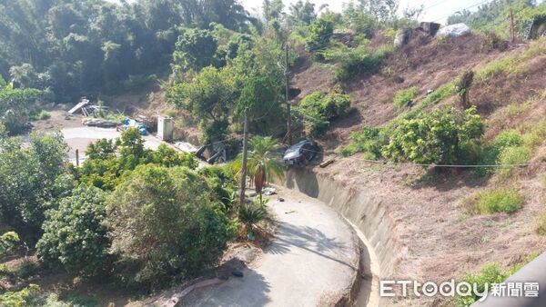 ▲▼             台南左鎮區1輛轎車卡在邊坡上，車上2名男子受困。（圖／記者林東良翻攝，下同）