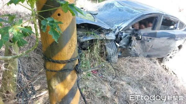 ▲▼             台南左鎮區1輛轎車卡在邊坡上，車上2名男子受困。（圖／記者林東良翻攝，下同）