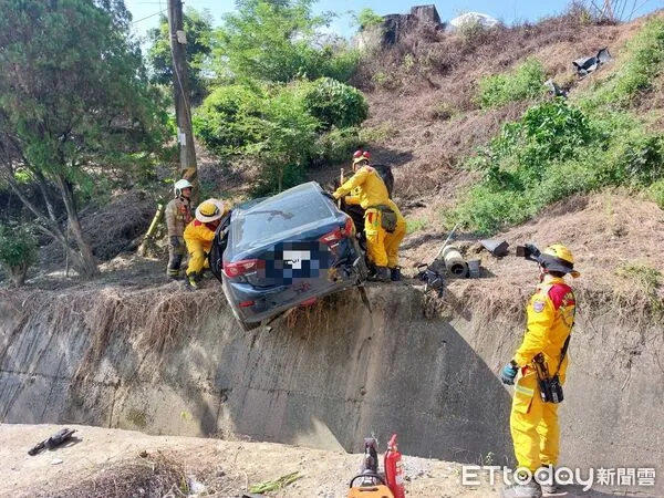 ▲▼             台南左鎮區1輛轎車卡在邊坡上，車上2名男子受困。（圖／記者林東良翻攝，下同）