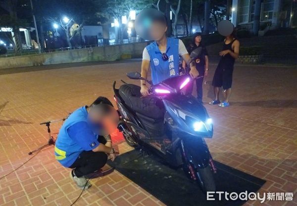 ▲龜山分局與環保局聯合稽查取締改裝噪音車。（圖／龜山警分局提供）