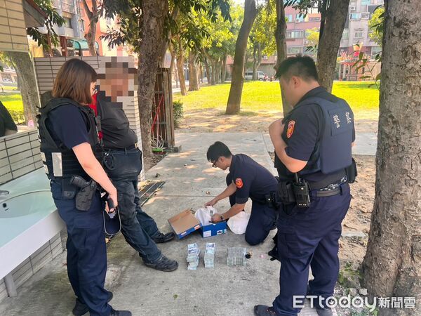 ▲警方接到通報趕抵現場，在鞋盒內查獲600萬元現金，當場逮捕詐騙車手。（圖／記者楊永盛翻攝）