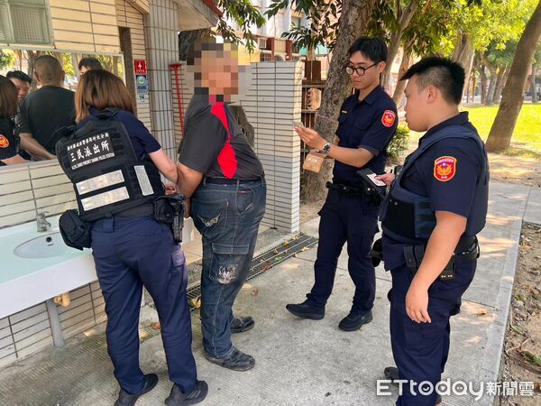 ▲警方接到通報趕抵現場，在鞋盒內查獲600萬元現金，當場逮捕詐騙車手。（圖／記者楊永盛翻攝）