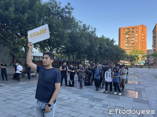 ▲▼55688台灣大車隊開車免費鏟子超人專車，上百人報名，歌手林吟蔚也現身。（圖／55688提供）