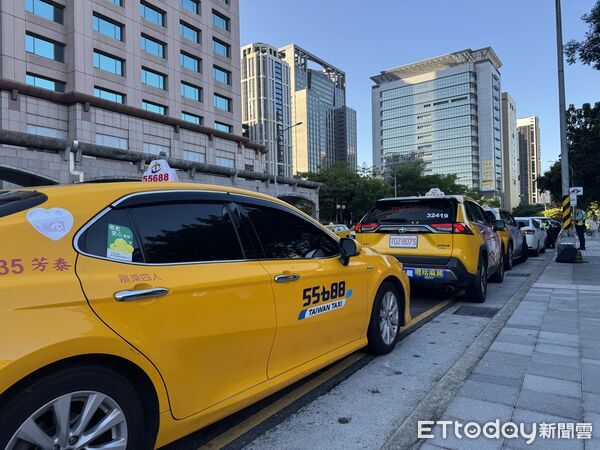 ▲▼55688台灣大車隊開車免費鏟子超人專車，上百人報名，歌手林吟蔚也現身。（圖／55688提供）