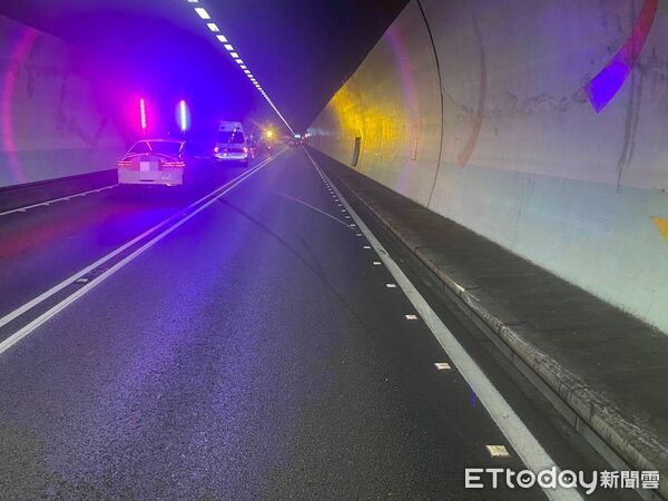▲▼雪山隧道3日發生小貨車自撞車禍。（圖／記者游芳男翻攝）