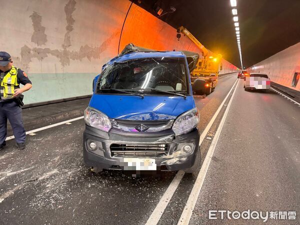 ▲▼雪山隧道3日發生小貨車自撞車禍。（圖／記者游芳男翻攝）