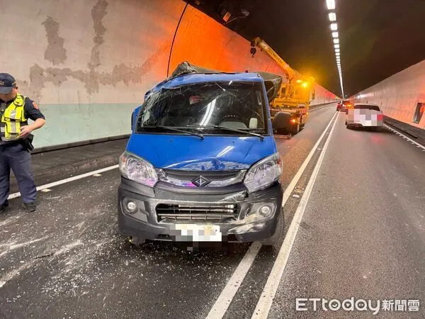 ▲▼雪山隧道3日發生小貨車自撞車禍。（圖／記者游芳男翻攝）