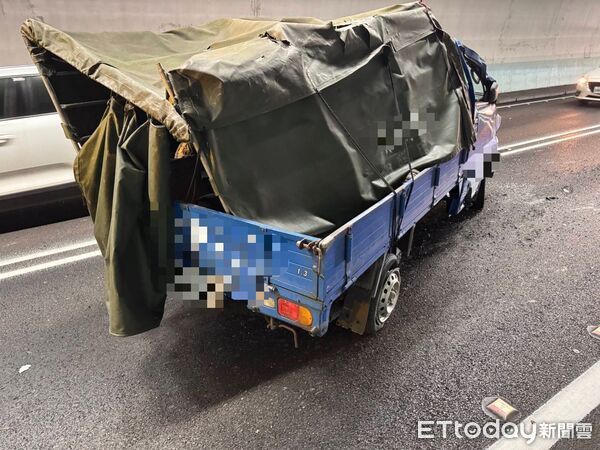 ▲▼雪山隧道3日發生小貨車自撞車禍。（圖／記者游芳男翻攝）
